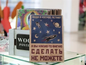 Як закріпити постер на стіні